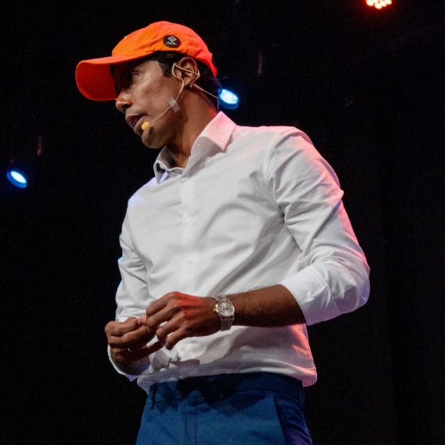 Fábio Costa no palco do evento ADL